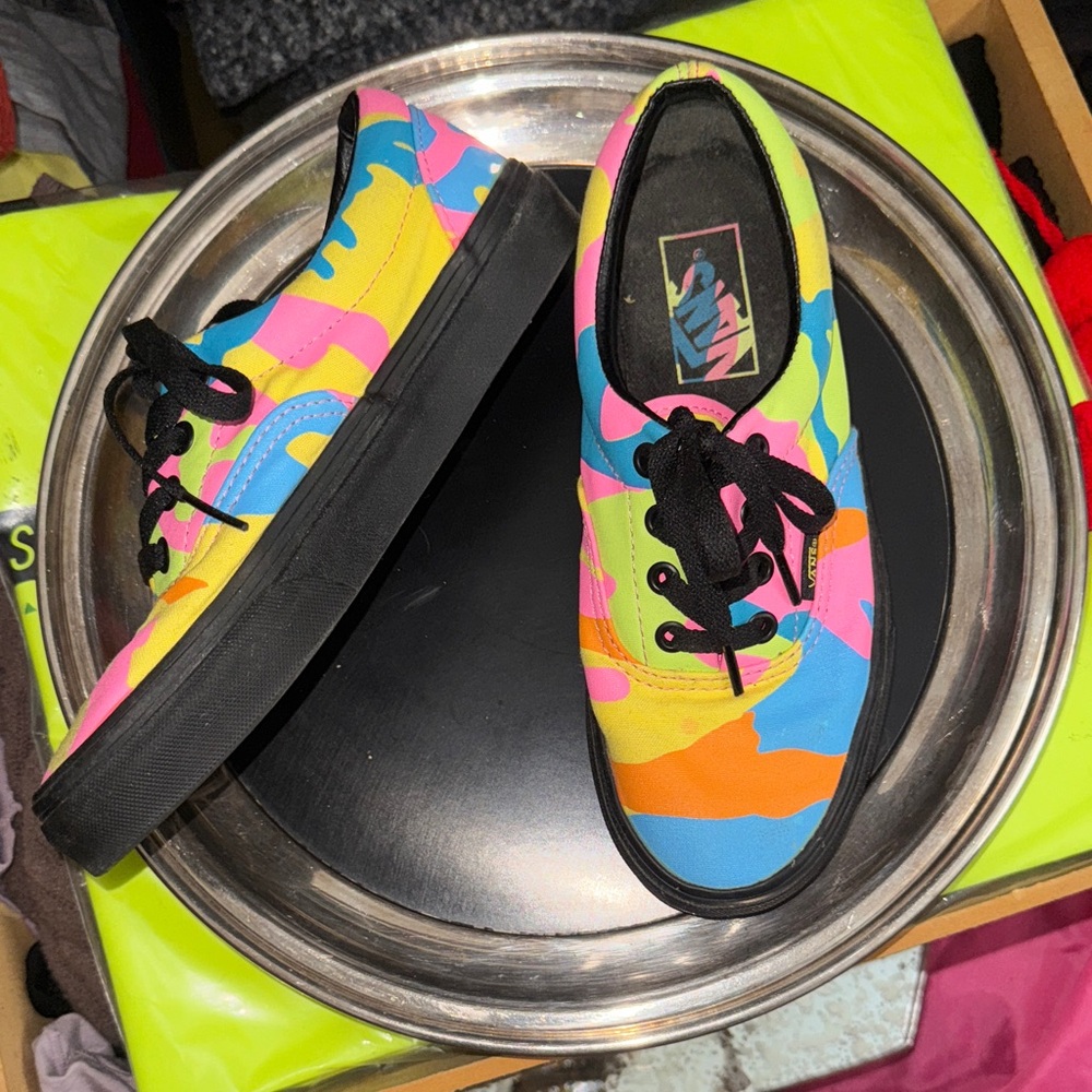 NEW Men’s van’s Sneakers SHOES size 4.5 women’s size 6
Neon colors black sole